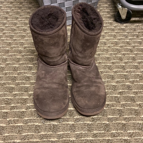 Brown UGGS. They are perfectly fine I just don’t wear them any more! - Picture 1 of 4